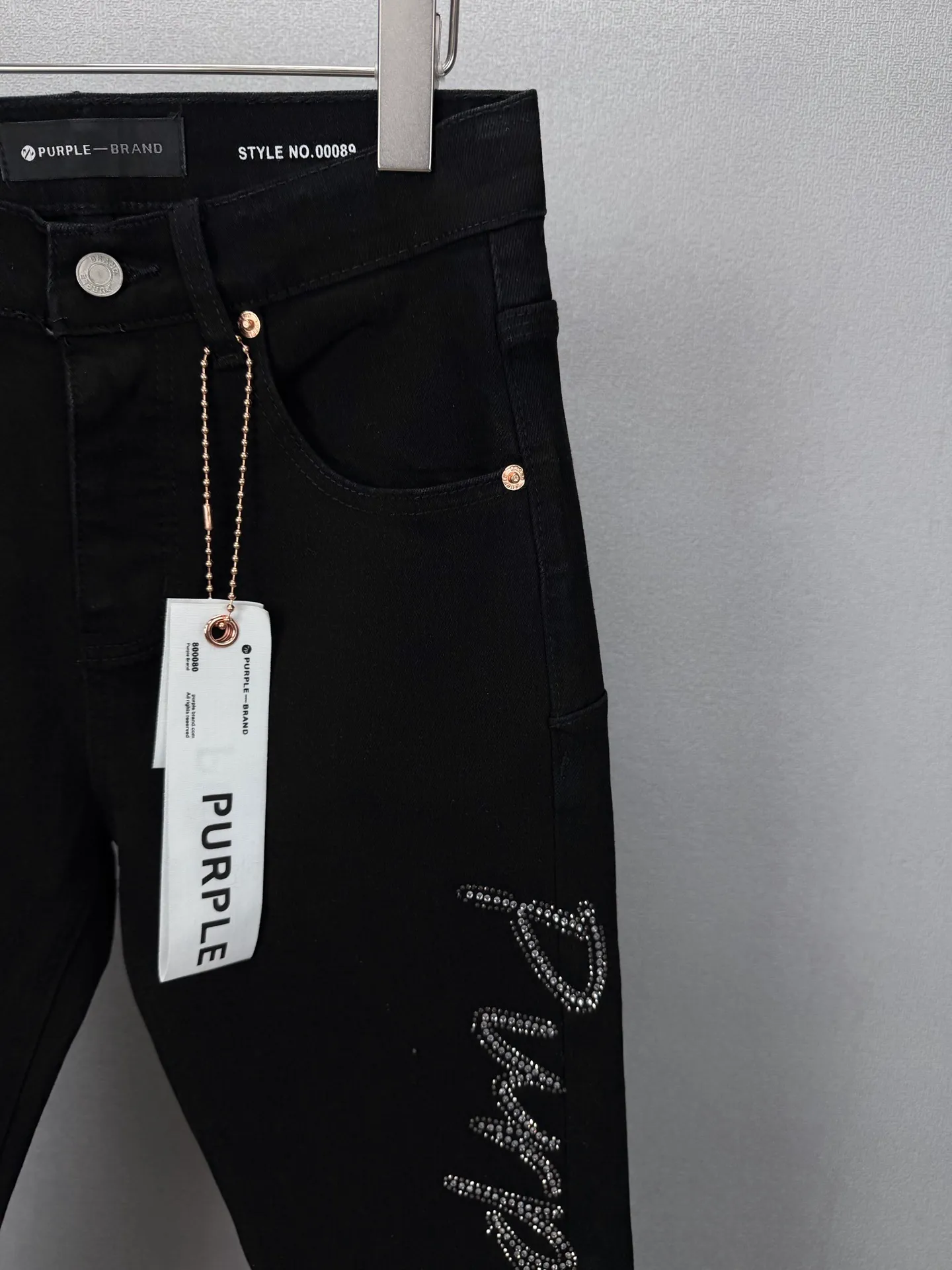 PURPLE BRAND 2026 New Arrival Couple Style Flared Loose Jeans with Diamond Letters on Both Sides High Version High Version Top Ceiling Quality Styles with different wash textures, very friendly to people with thin legs and thick legs. The loose version of the boot is very flattering to the leg shape. Moderate length that never goes out of style, easy to match with casual, basic styling for various styles, a must-have in the wardrobe! The fabric is stiff but also makes the upper body soft without losing texture. The washing process is even more perfect. It is a must-have item for everyone! ! ! Washed wheat, hang tag, pants label, three labels complete Color: Black Size: 28, 30, 32, 34, 36 (five sizes)